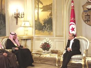 الرئيس التونسي محمد المنصف المرزوقي مستقبلا الشيخ صباح الخالد
