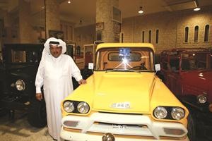 الشيخ فيصل بجانب سيارة قديمة﻿