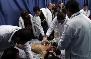 اطباء يحاولون اسعاف فلسطيني قتله الاحتلال في الضفة افپ