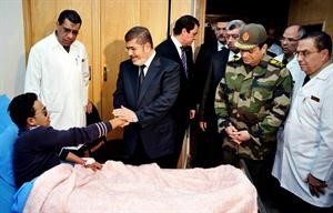 الرئيس محمد مرسي متفقدا جرحى حادث القطار في مستشفى المعادي العسكري پ