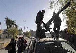 مقاتلون من الجيش الحر ينصبون مدفعا على سيارة في عين ترما بريف دمشق امس رويترز