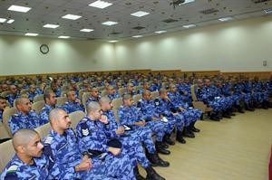 الطلبة الضباط يتابعون محاضرة الشومر﻿