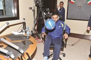 مبلتع ينطط الكرة داخل الاستديو﻿