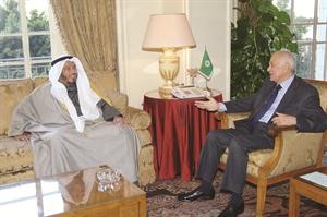 دعبدالله المعتوق خلال لقائه دنبيل العربي	ناصر عبدالسيد﻿