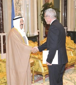 صاحب السمو الامير الشيخ صباح الاحمد يتسلم اوراق اعتماد سفير فلسطين رامي طهبوب ﻿
