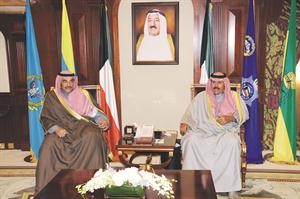 سمو ولي العهد الشيخ نواف الاحمد مستقبلا الشيخ صباح الخالد﻿