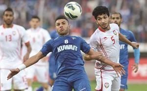صراع وسط الملعب بين طلال نايف وعامر عبدالرحمن		الازرقكوم﻿