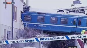 بالفيديو.. في أحد أغرب حوادث القطارات.. فتاة تخطف قطاراً وتصطدم به في أحد المنازل