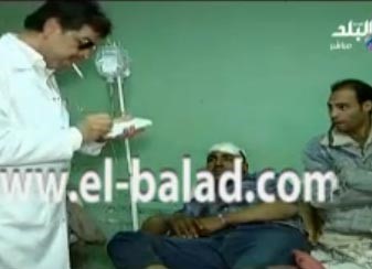 بالفيديو .. طبيب يدخن سيجارة أثناء علاج مصابي القطار في مصر ... وتوضيح حول حادث "صفع" مكي لسائق 