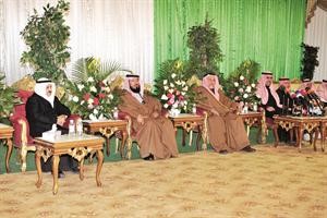 الشيخ علي الجراح والامير عبدالله بن جلوي والمستشار في الديوان الاميري محمد شرار والشيخ ضاري الفهد﻿