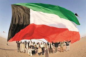 عدد من المشاركين في مسابقات المهرجان اطلقوا علم الكويت ابتهاجا بانطلاق المهرجان 	﻿