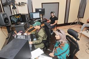 المخرج سمير بو حمد والمعدة اميرة نجم اثناء الحلقة﻿