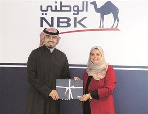 عبدالمحسن الرشيد يسلم الجائزة لاحدى الفائزات﻿