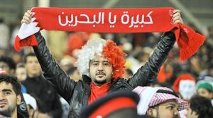 مشجع بحريني يرفع لافتة تشجيعية للاعبي منتخب بلاده رغم حزنه الواضح على الخروج الازرق كوم
