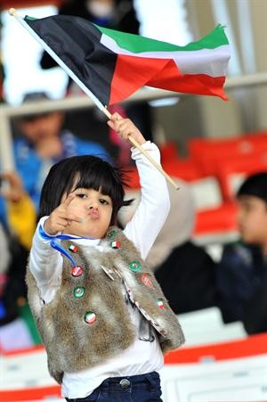 طفلة تحمل علم البلاد في مدرجات ستاد البحرين الوطني الازرقكوم