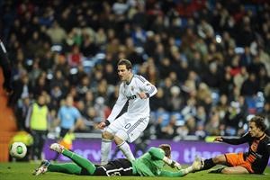 مهاجم ريال مدريد غونزالو هيغواين يتابع خطا مدافع فالنسيا غواردادو بتسديدة في مرماه افپ
