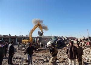 عراقيون يزيلون اثار احد التفجيرات في كركوك	افپ﻿