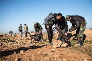 مقاتلون من الجيش الحر ينصبون صواريخ لاطلاقها في ادلب افپ