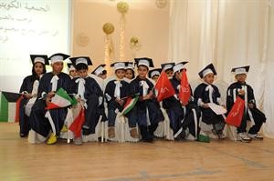 مجموعة من الاطفال الذين تم تخريجهم﻿