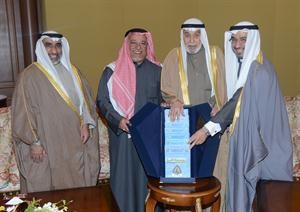الشيخ علي الجراح يتلقى موسوعة الاسرة من دخالد المذكور ودايوب الايوب ود عصام الفليج﻿