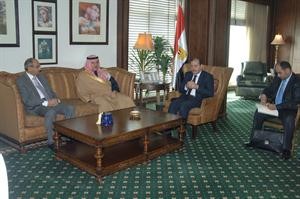 جانب من لقاء الشيخ سلمان الحمود مع نظيره المصري بحضور درشيد الحمد﻿ناصر عبدالسيد