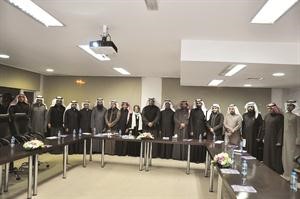 الشيخ محمد العبدالله متوسطا مجموعة من المهندسين بحضور معادل الخرافي
