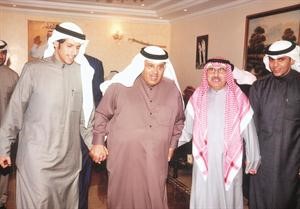 عبدالله المقلد واحمد المقلد يرحبان بالشيخ عبدالله ابراهيم الدعيج وعبدالرزاق المشاري