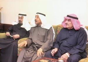 محمد الابراهيم وعيسى الغربللي والعميد محمد الكندري في ديوان المقلد
