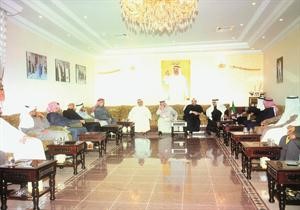 رواد ديوان المقلد التقوا بصفاء النفوس تحت صورة صاحب السمو الامير