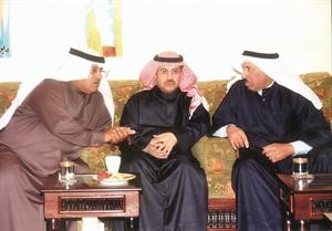 المحامي العام بدر المسعد ويوسف الفهد وعبدالله المقلد في حديث اثناء اللقاء بديوان المقلد