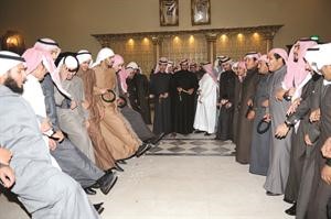 الحضور يؤدون الفرينسي
