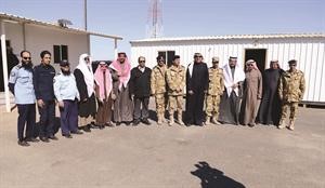 الشيخ ضاري الفهد والشيخ صباح الناصر خلال زيارتهما الى احد المراكز الحدودية﻿