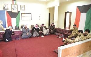 حوار بين الفهد والعاملين في احد المراكز الحدودية لتيسير وصول المشاركين في المهرجان﻿