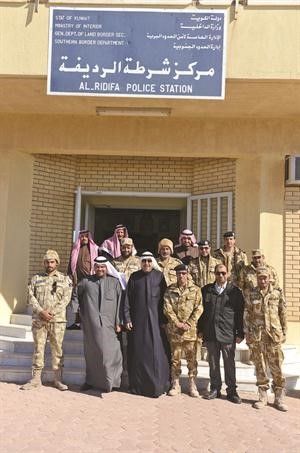 صورة تذكارية مع العاملين في مركز شرطة الرديفة﻿