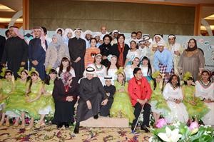 الشيخة فريحة الاحمد ودعائشة الرشيد مع المشاركين في المؤتمر﻿