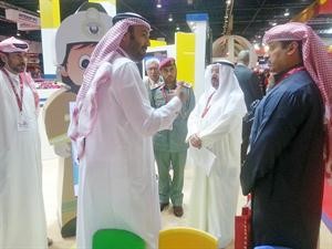  ويستمع لشرح من مندوبي احدى الشركات الخاصة المشاركة بالمعرض