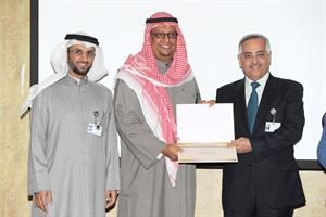 تكريم احد المشاركين في المؤتمر﻿