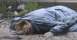 صورة بثها ناشطون لجثة مدني حال قناصة النظام دون سحبها من حي باب السباع في حمص﻿