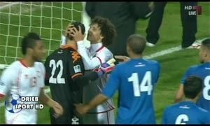 بالفيديو.. سبب غضب نواف الخالدي.. واللاعب الإماراتي عمر عبدالرحمن يحتوي الموقف