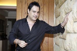 هل سافر عاصي الحلاّني إلى لندن لإجراء جراحة تجميليّة ثانية ليصحح الآثار السلبية للعملية الأولى
