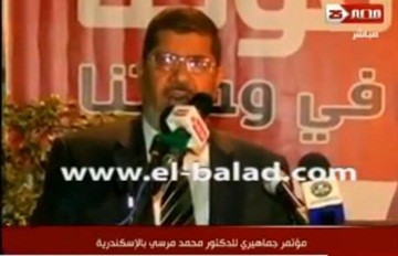 بالفيديو.. الرئيس المصري  مرسي يرفع أذان العشاء.. والحاضرون يرددون: "الله أكبر"