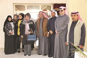 يسرى العمر وعادل الراشد مع عدد من الحضور
