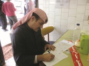 احد مفتشي البلدية يسجل مخالفة
