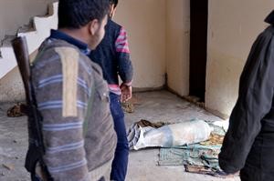 مقاتلون في المعارضة السورية يتفقدون قذيفة غير منفجرة في احد المباني وسط حلب افپ