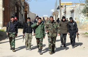 مجموعة من الجيش السوري الحر تتجول في احد احياء حلب افپ