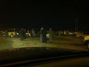 جانب من جمهور الاستعراض على جانبي الطريق ﻿