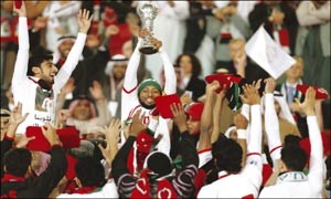 قائد المنتخب الاماراتي اسماعيل مطر يرفع كاس خليجي 21 الازرق كوم