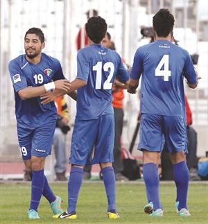 عبدالهادي خميس صاحب الهاتريك فرحا مع زملائه الازرقكوم