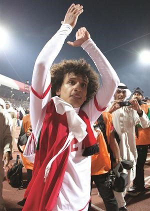 نجم منتخب الامارات وافضل لاعب في البطولة عمر عبدالرحمن محتفلا مع الجماهير على طريقته الازرق كوم