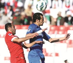 فهد الرشيدي في كرة مشتركة مع احد لاعبي البحرين